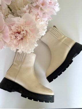 Vince Camuto Cream Leather Chelsea Platform Ankle Boots Size 8.5